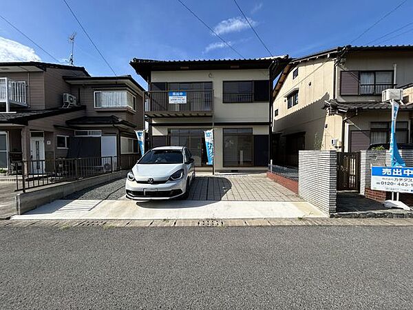 【リフォーム済】駐車場になります。駐車場の拡幅を行い、車種によりますが並列3台駐車可能になりました。並列駐車だと車の出し入れが楽でいいですね。
