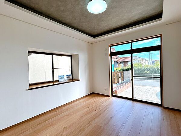 【リフォーム済】1階約7帖の洋室です。床はフローリング張り、壁天井はクロスを貼りました。一部天井にアクセントクロスを貼っております。照明も交換しました。