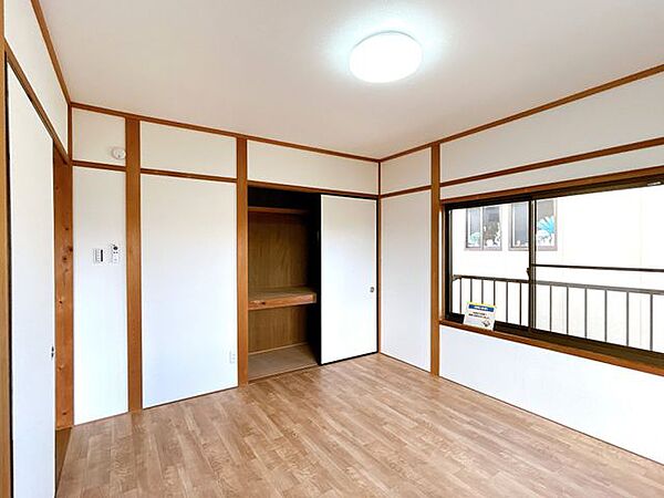 【リフォーム済】2階南東側の約6帖の和室を洋室に間取り変更しました。クッションフロア張り、壁天井はクロスを貼りました。照明も交換済み。お部屋の中に収納もございます。