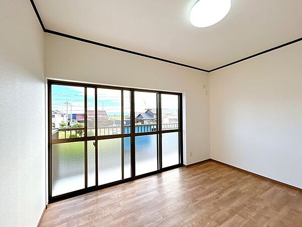 【リフォーム済】2階南西側の約6帖の洋室です。壁天井はクロスを貼ります。床クリーニングを行います。南側には掃き出し窓があり、バルコニーへ行くことができます。南向きで陽が入るため洗濯物がよく乾きそうで…