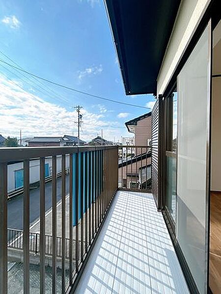【リフォーム済】バルコニーのデッキの塗装を行いました。2階南西側の約6帖の洋室から出入りが可能です。