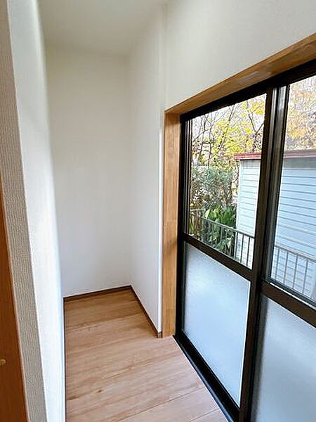 【リフォーム済】キッチン裏に新設したパントリーです。床はフローリング張り、壁天井はクロスを貼りました。お米など食料品の収納に便利です。