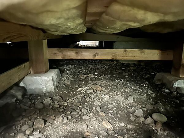 中古住宅の3大リスクである、雨漏り、主要構造部分の欠陥や腐食、給排水管の漏水や故障を2年間保証します。その前提で床下まで確認の上でリフォームし、シロアリの被害調査と防除工事を行いました。