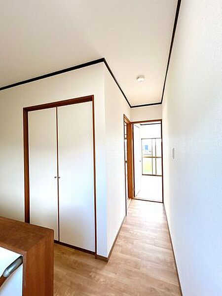 【リフォーム済】2階廊下です。床はクリーニング、壁天井はクロスを貼ります。廊下に収納もございます。廊下の照明も交換しました。