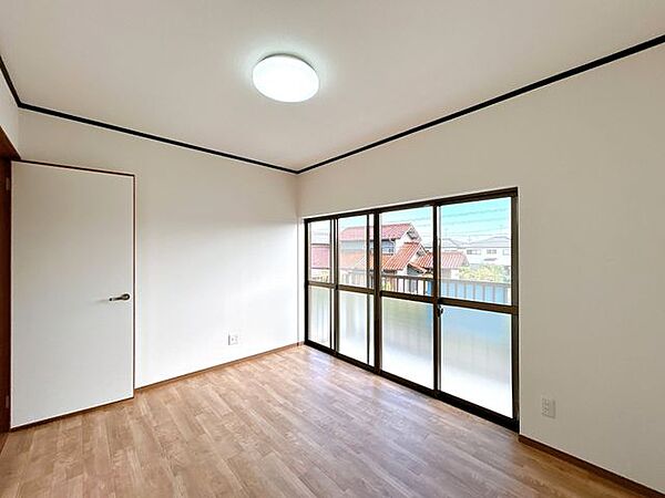 【リフォーム済】2階南西側洋室の別角度です。天井壁はクロス貼り、床はクッションフロアを貼りました。