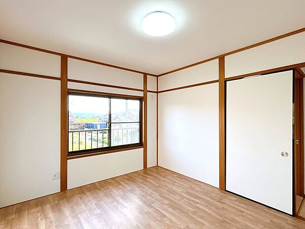 【リフォーム済】2階南東側洋室別角度です。天井壁はクロス貼り、床はクッションフロアを貼りました。