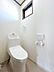トイレ：【リフォーム済】2階トイレです。こちらも便器を交換いたしました。床はクッションフロアを貼り、壁と天井はクロスを貼り換えました。各階にトイレがあるため、夜目が覚めても安心ですね。