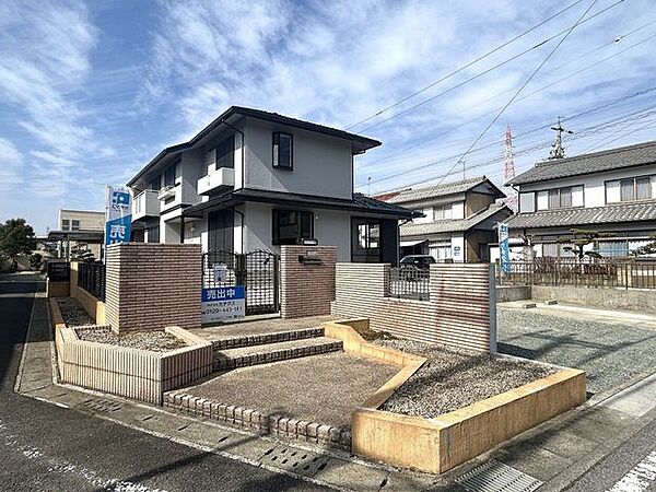 【リフォーム済】門扉は黒で塗装を行いました。樹木は撤去いたしました。モニター付きのインターホンを新設しており、防犯面でもご安心いただけます。