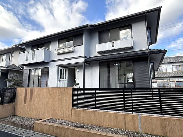 【リフォーム済】別角度の外観写真です。南東角地のダイワハウス様施工のおうちです。陽当たりの良い東側や南側にお庭があり、ガーデニングやお子様の遊び場にぴったりです。外壁、屋根、雨樋等を塗装いたしました。
