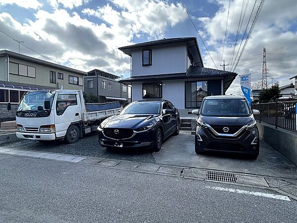 【リフォーム済】駐車場はお庭を一部解体し、並列で3台駐車できるよう拡幅いたしました。広々としたスペースを確保でき、複数台お車を所有されている方や来客時にも安心です。