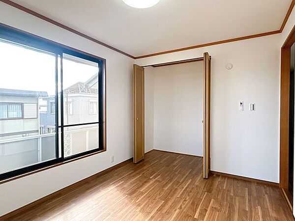 【リフォーム済】2階東側6帖洋室です。元々和室だったお部屋を洋室に間取り変更いたしました。床はクッションフロアを貼り、壁と天井はクロスを貼り換えました。さらにクローゼット付きで収納力もあり、快適にお…