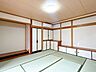 和室：【リフォーム済】別角度の1階和室です。エアコンを新設いたしました。畳は表替えを行い、壁と天井はクロスを貼り換えました。照明は交換いたしました。