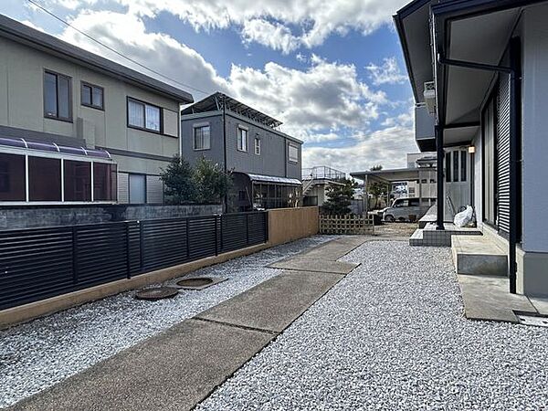 【リフォーム済】玄関アプローチは広々としており、ゆとりある印象です。荷物の搬入もスムーズで、来客を心地よく迎え入れることができます。除草後砂利を敷きました。