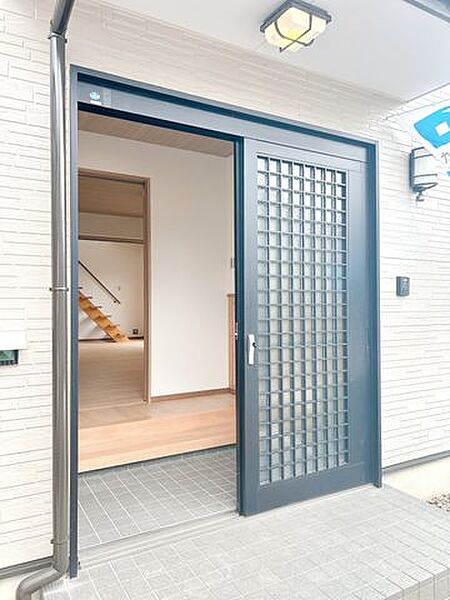 【リフォーム済】玄関扉です。引き違い戸になっております。鍵は新品に交換いたしました。インターホンも新品に交換いたしました。