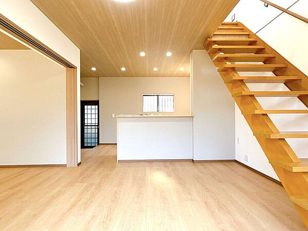 【リフォーム済】LDKです。壁天井はクロス貼り、床はフローリングを貼りました。照明も交換いたしました。天井の木目調アクセントが映える、温かみのある居心地の良い空間です。
