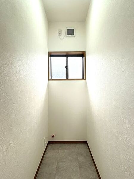 【リフォーム中】2階トイレです。床はクッションフロア張り、壁天井はクロスを貼るりました。便器は納品され次第施工する予定です。