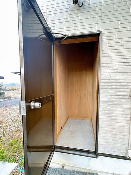 【リフォーム済】外の収納になります。内部はクリーニングを行いました。タイヤの保管や外で使用するものの収納に便利ですね。