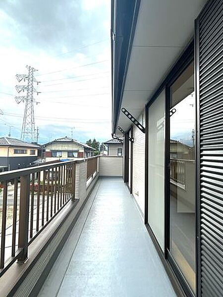 【リフォーム済】ベランダです。奥行きがある広いベランダです。南向きでお洗濯ものもパリッと乾きそうです。