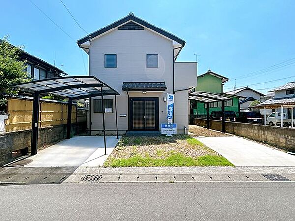 【リフォーム済】駐車場です。並列3台駐車可能です（車種による）。建物の南側にもスペースがあるので、奥に車を入れていただければ最大4台駐車できます。