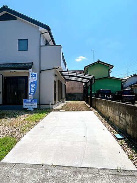 【リフォーム済】南側のお庭です。カーポートには物干し竿をかける場所もあるので、テラスのようにお使いいただくことも出来ます。クリーニングを行いました。