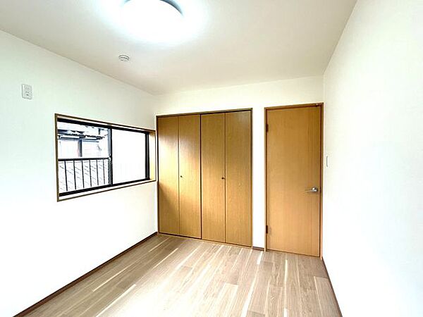 【リフォーム済】2階北西洋室です。天井壁はクロス貼り、床はクッションフロアを貼りました。収納があるのでお子様のお部屋にピッタリです。