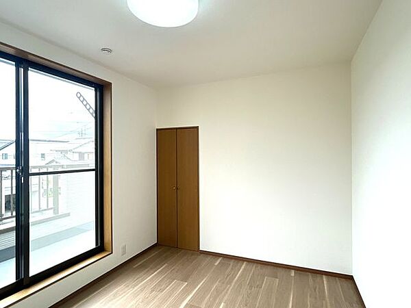 【リフォーム済】2階南東洋室です。天井壁はクロス貼り、床はクッションフロアを貼りました。南の窓からベランダに出ることが出来ます。既存で設置されていた換気扇は撤去いたしました。