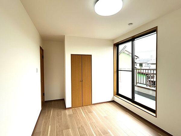 【リフォーム済】2階南西洋室です。壁天井はクロス貼り、床はクッションフロアを貼ります。既存で設置されていた換気扇は撤去いたしました。