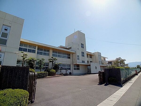 土貴野小学校まで徒歩約15分（1200ｍ）です。適度な運動で健康的に過ごせそうです。