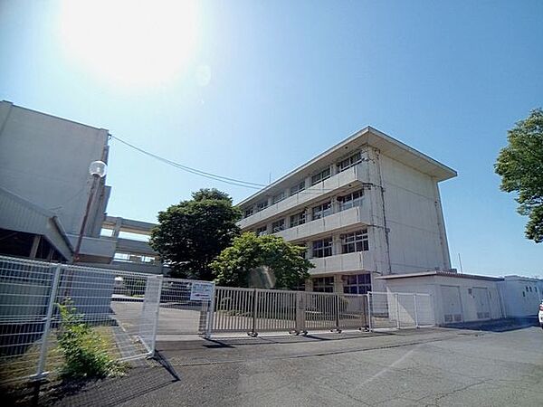 糸貫中学校まで徒歩約12分（950ｍ）です。部活帰りに友達と会話しながらだと、あっという間な距離なのかもしれません。