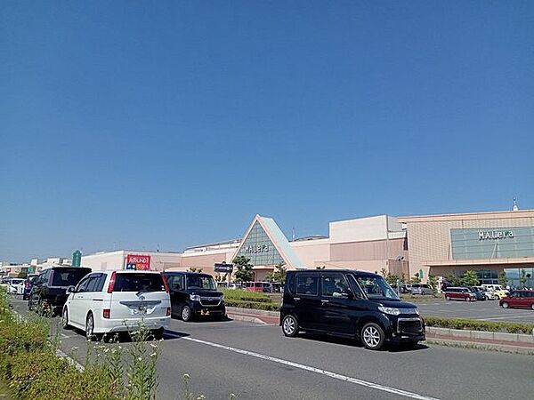 モレラ岐阜まで徒歩約8分（600ｍ）です。スーパーや専門店が入る複合施設が歩いて行ける場所にあるのはうれしいですね。