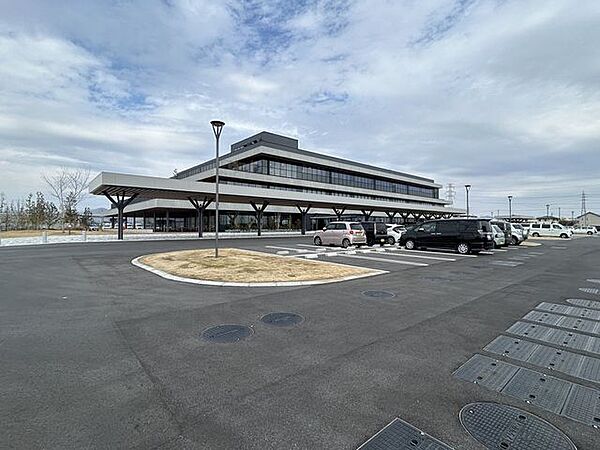 本巣市役所まで徒歩約6分（450ｍ）です。本巣市がR6年に完成した新庁舎になります。近くに役場があると公的書類の取得に便利ですね。