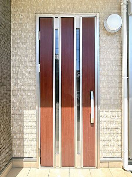 【リフォーム済】玄関です。取っ手のカバーを一部交換しました。鍵も新品に交換済みなので安心ですね。カードキーでも開け閉めが出来ます。