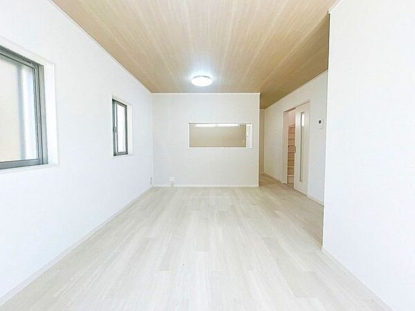 【リフォーム済】ダイニングです。床はフロアタイル張り、壁天井はクロスを貼りました。照明もシーリングタイプに交換。ご家族団らんのスペースとしてお使いください。