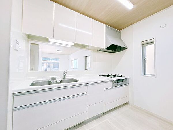 【リフォーム済】キッチンはクリーニングを行いました。天板は人工大理石。引き出し式のキッチンなので、大きな鍋などの収納も楽々です。キッチンの照明とコンロは交換しました。