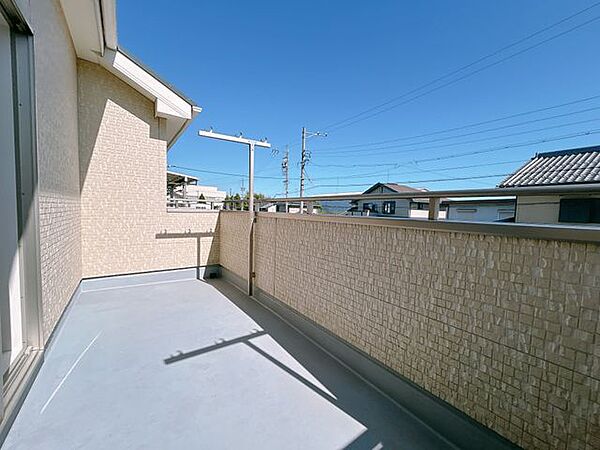 【リフォーム済】南向きのバルコニーです。デッキ部分は洗浄を行いました。南向きのベランダなので洗濯物もパリッと乾きそうです。