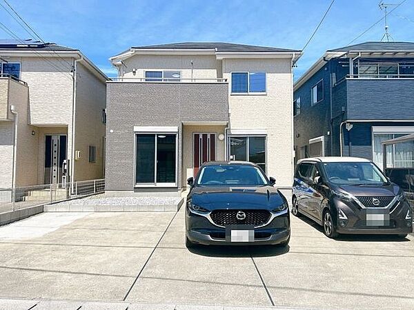 【リフォーム済】駐車場です。並列で3台駐車可能です。並列駐車だと好きな時間に車の出し入れが出来るので楽ですね。