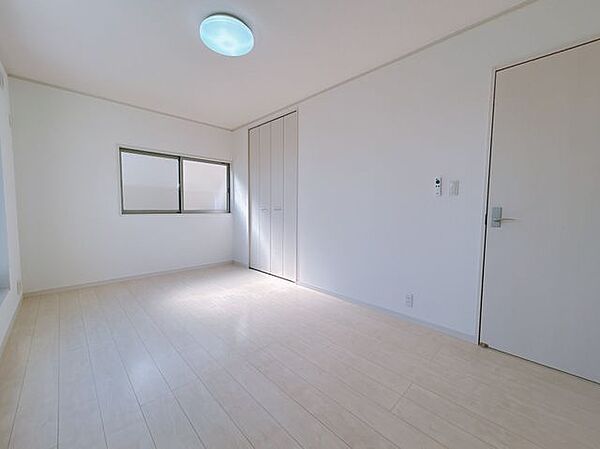 【リフォーム済】2階南西側洋室です。壁のクロスは貼り換え、照明は新品に交換しました。クローゼットもございます。