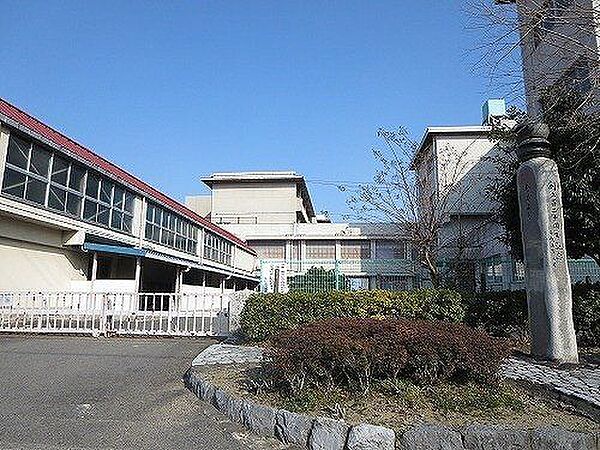 宇留生小学校まで徒歩約7分（550ｍ）です。