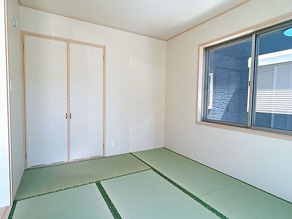 【リフォーム済】1階和室です。畳は表替え、壁天井をクロスを貼り、襖も貼り換えを行いました。1部屋和室があると客間やお子様が遊ぶお部屋などに利用できるのでいいですね。