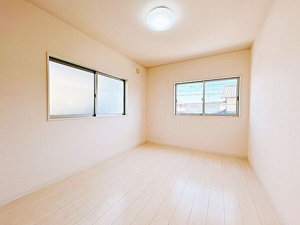 【リフォーム済】2階南東約6帖の洋室です。クリーニングを行いました。照明は交換も交換済みです。南から陽が入る明るいお部屋です。