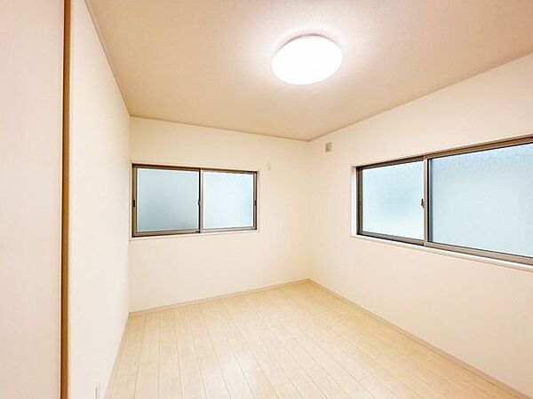 【リフォーム済】2階北西約6帖の洋室です。壁はクロスを貼り、照明も交換しました。窓が2面あり、風通し良好です。収納もあるので、お子様のお部屋などにピッタリです。