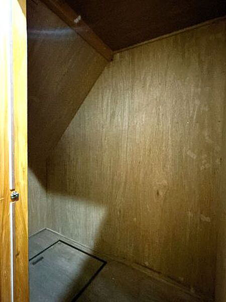 【リフォーム済】2階約8帖和室の収納です。南北に収納スペースが広がっております。普段使わないお荷物などの収納にいかがでしょうか。