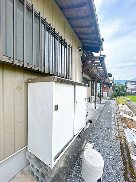 【リフォーム済】北側には簡易物置がございます。タイヤなど外用品置き場としていかがでしょうか。