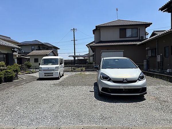 【リフォーム済】駐車場になります。花壇を解体したため駐車スペースをしっかりと確保できました。縦並列5台以上駐車可能です。