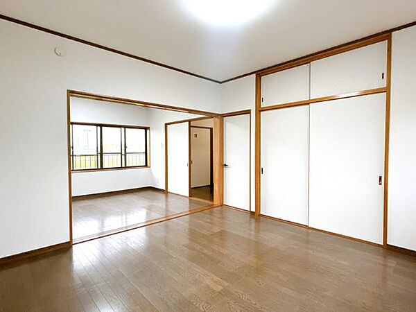 【リフォーム済】2階約8帖の南側洋室です。天井壁のクロスは張り替えを行い、床はクリーニングを行いました。北側のお部屋との間に扉があるため続き間としても個室としてもお使いいただけます。