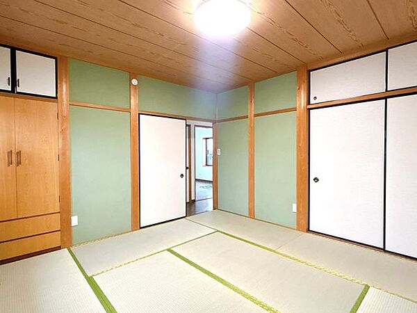 【リフォーム済】2階約8帖の和室です。畳は表替えを行い、襖は張り替えました。照明も新品に交換いたしました。