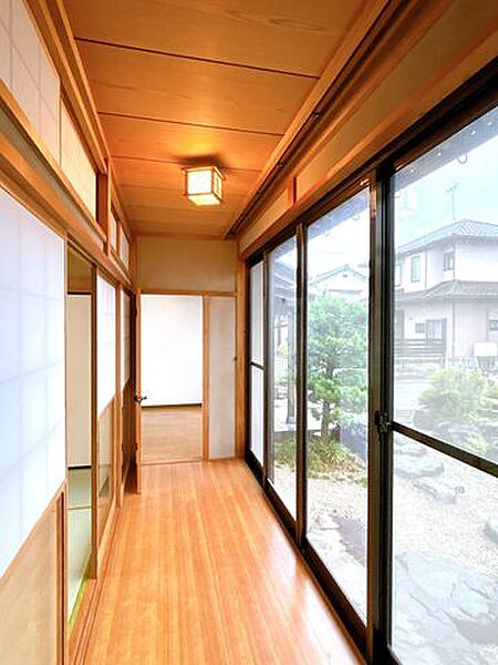 【リフォーム済】広縁です。照明は球交換を行いました。床や壁はクリーニングを行いました。