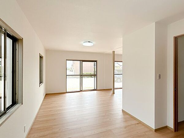 【リフォーム済】約17帖のL字型LDKです。南向きのため陽が良く入り明るい空間となっております。