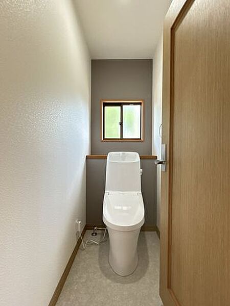 【リフォーム済】トイレは新品に交換いたしました。LIXIL製のリフォーム用のものを設置いたしました。天井と壁はクロスを張り替え、床はクッションフロアを貼ります。照明は交換いたします。