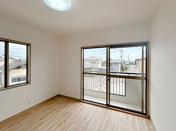 【リフォーム済】2階約5.5帖の南東側洋室です。壁と天井はクロスを貼り換えます。床はクッションフロアに張り替えます。照明も新品に交換いたします。